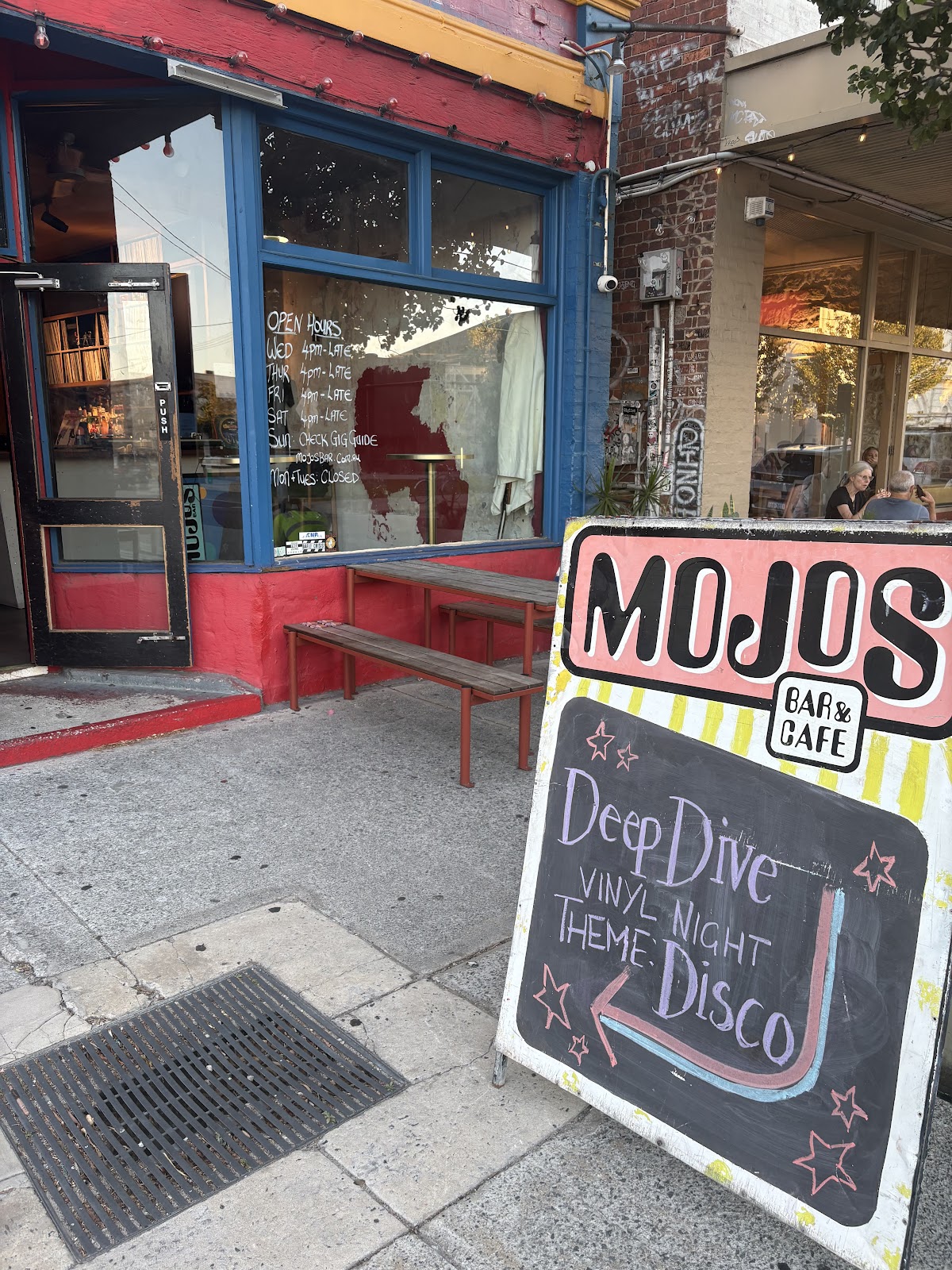 MOJO'S BAR